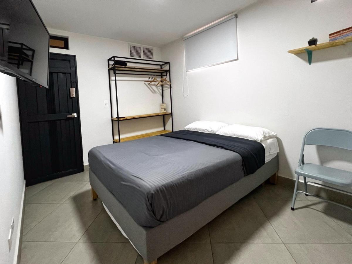 Casa Hotel Los Laureles Medellin Bagian luar foto