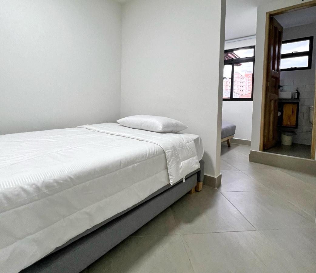 Casa Hotel Los Laureles Medellin Bagian luar foto