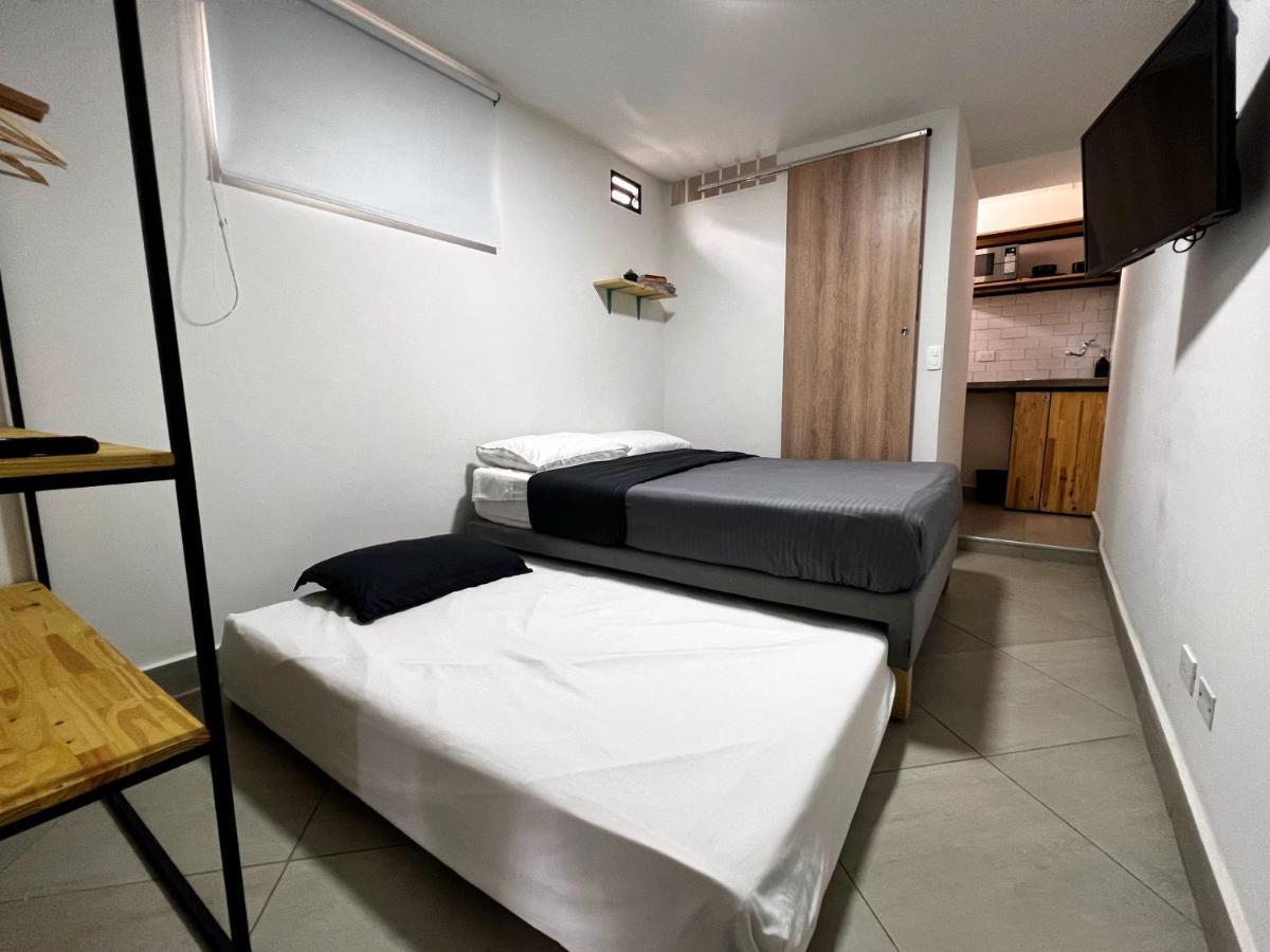 Casa Hotel Los Laureles Medellin Bagian luar foto