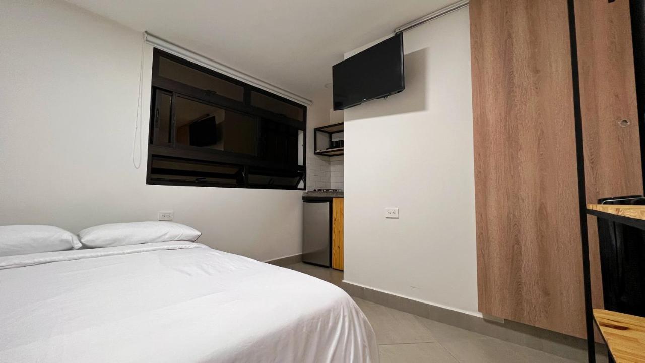 Casa Hotel Los Laureles Medellin Bagian luar foto