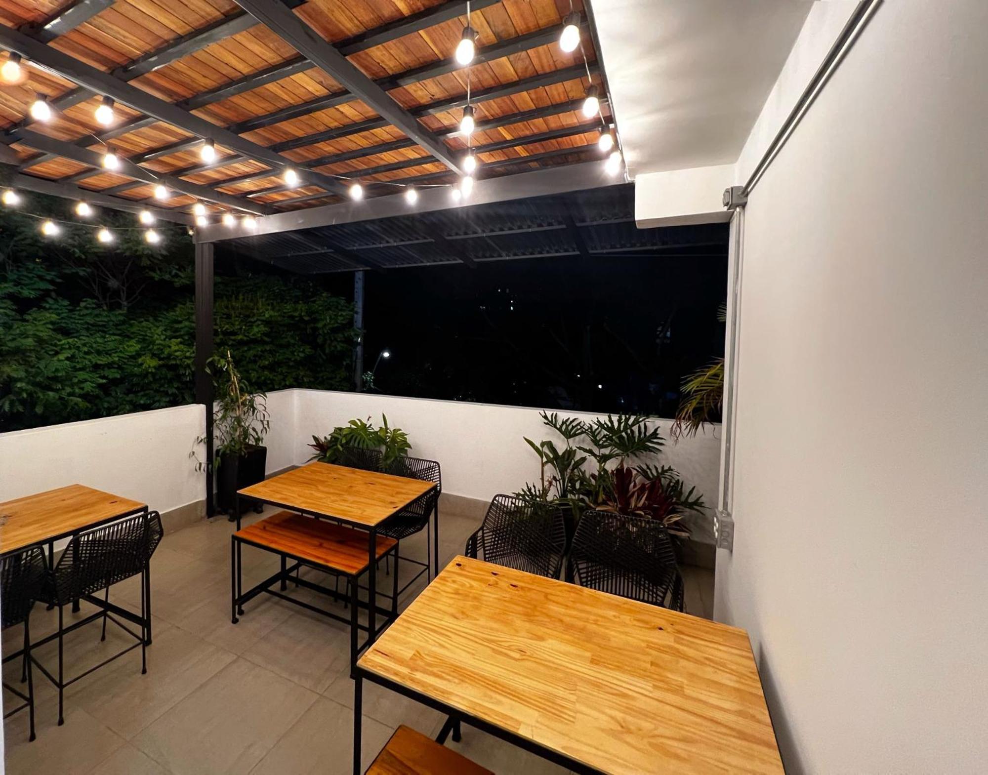 Casa Hotel Los Laureles Medellin Bagian luar foto
